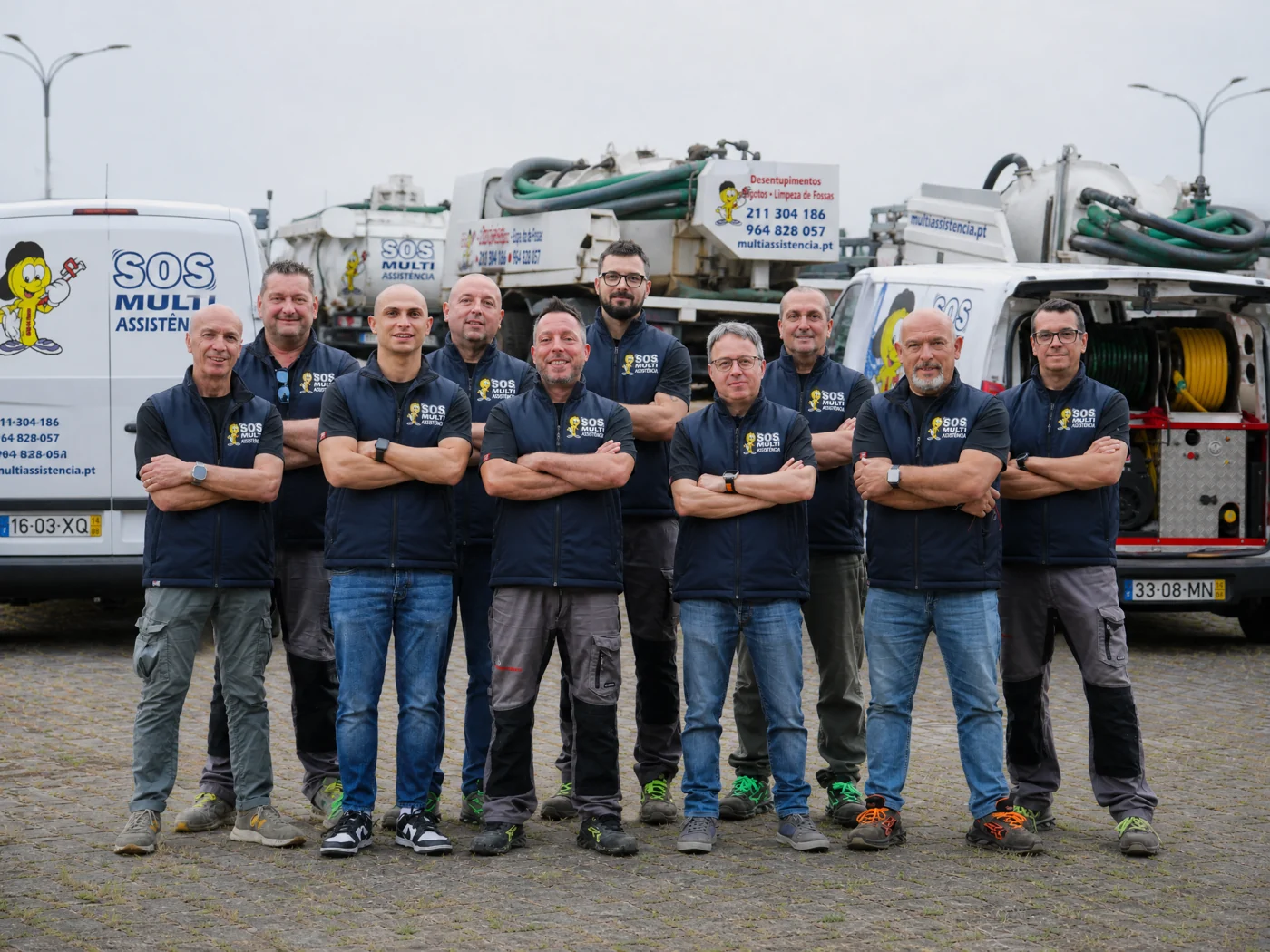 Equipa de técnicos credenciados da SOS Multiassistência e a sua frota